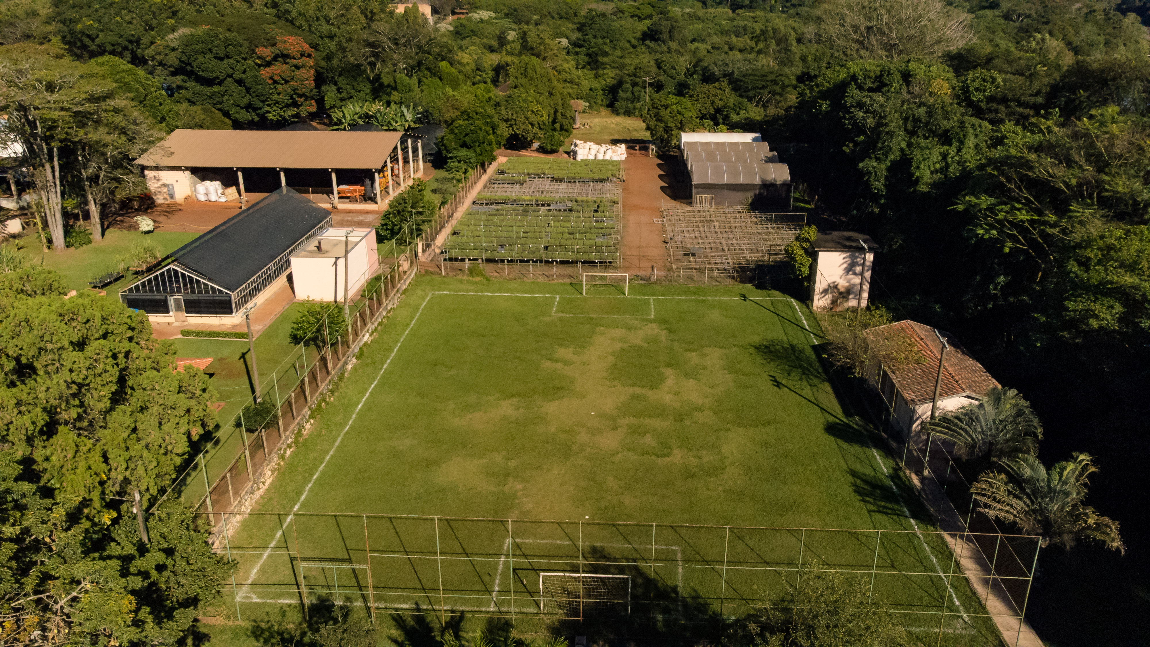 Foto do campo de futebol.