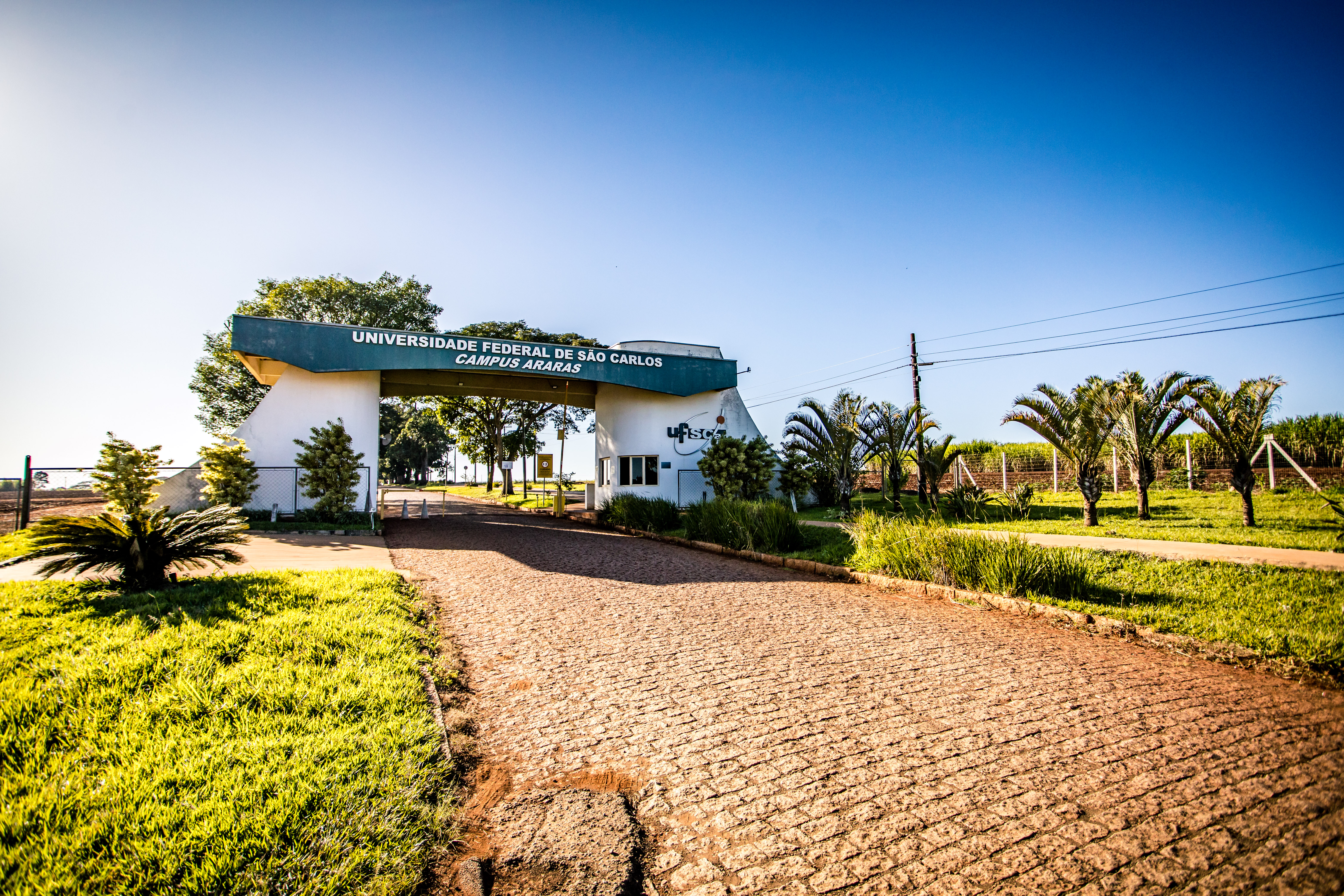 Foto da entrada do campus de Araras.