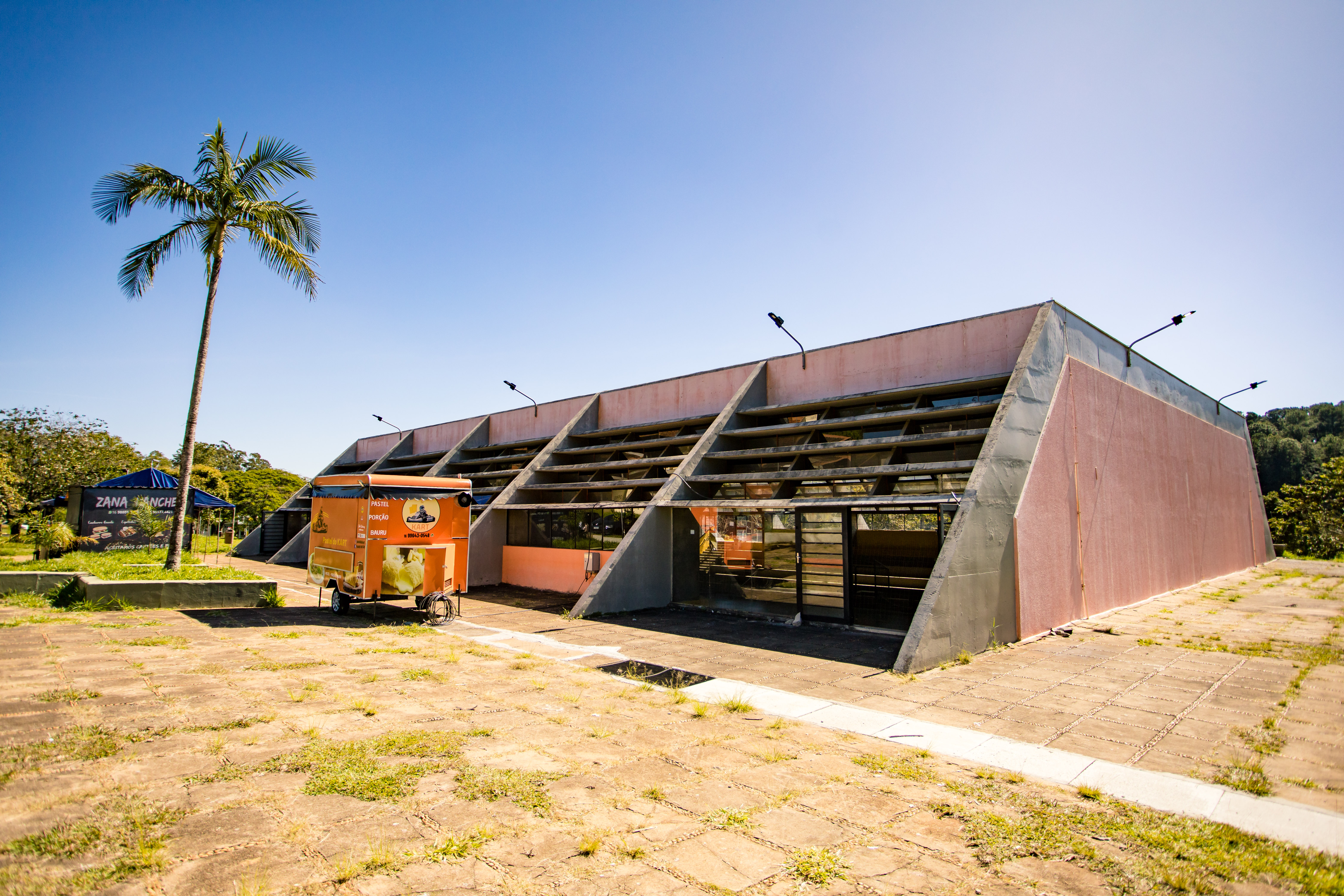 Foto externa do ginásio poliesportivo.