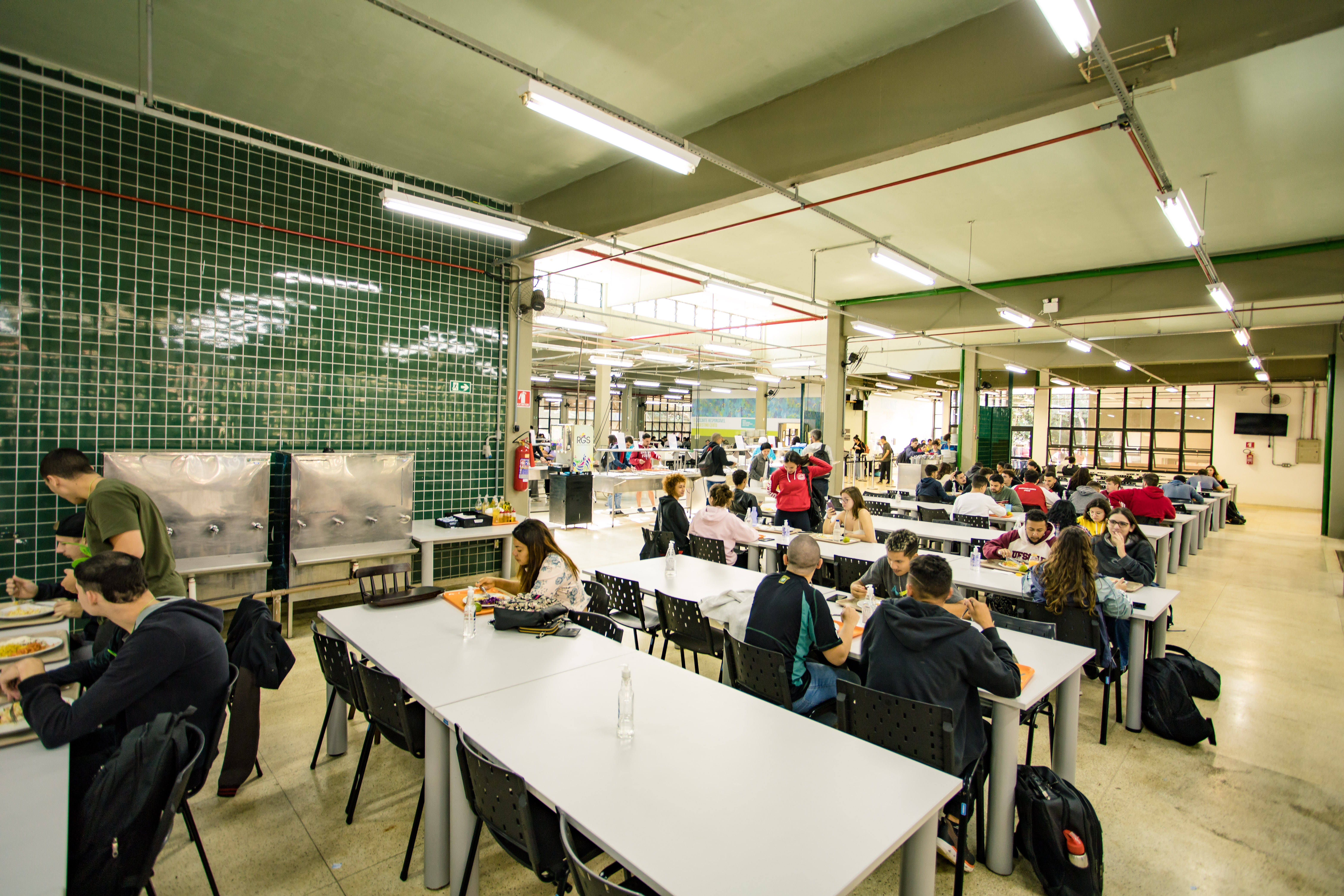 Foto interna do restaurante universitário.