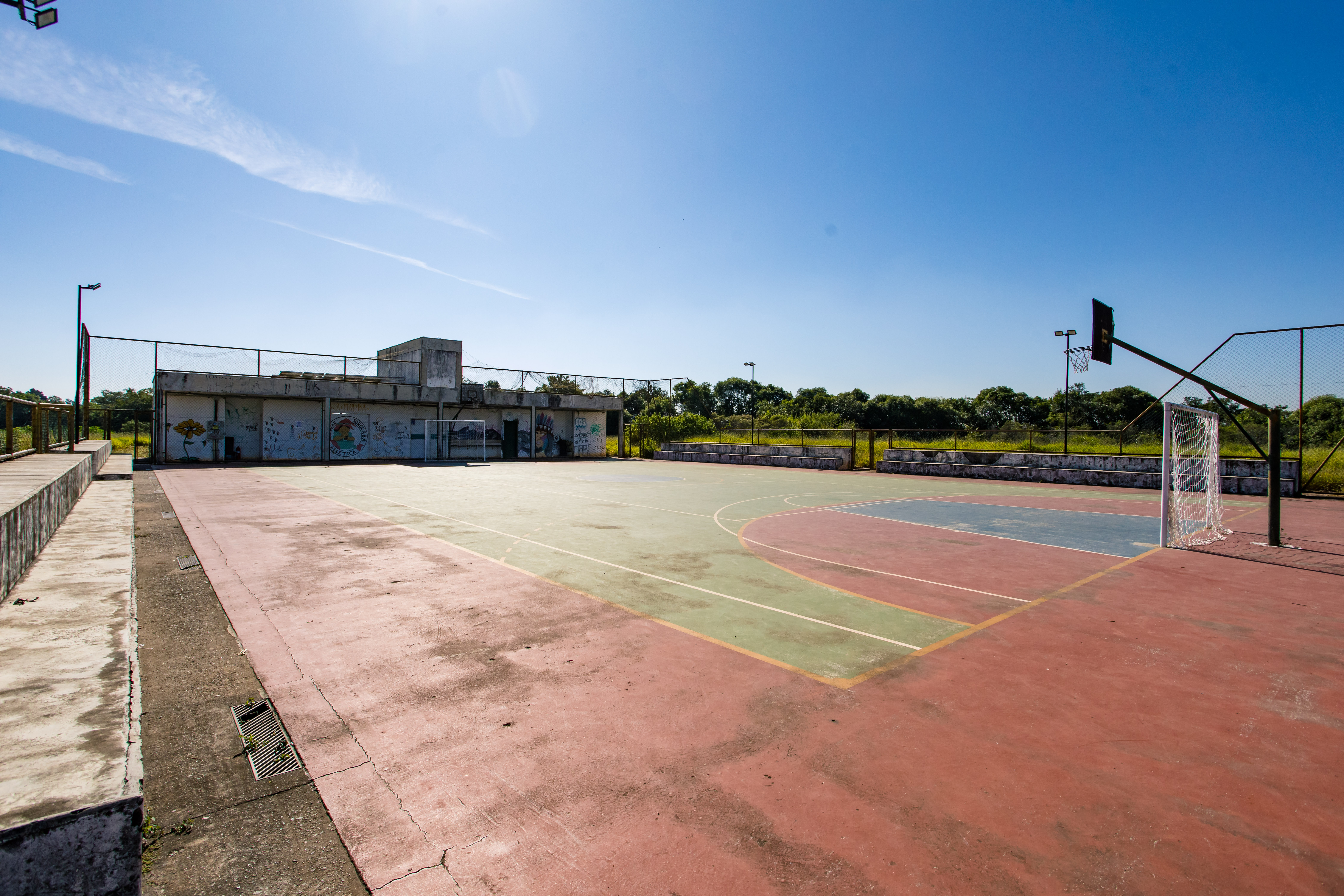 Foto da quadra poliesportiva.